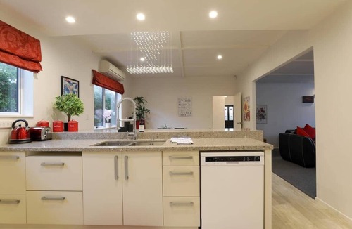 Rotorua House | Groovy on Grey | Central Location with Spa Pool