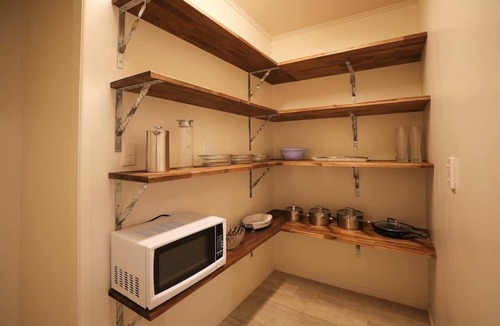 Rotorua House | Groovy on Grey | Central Location with Spa Pool