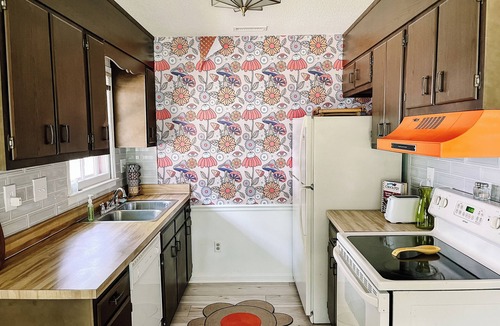 Durham House | Groovy stay in Durham! Pets stay FREE in Dec & Jan!