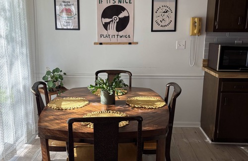 Durham House | Groovy stay in Durham! Pets stay FREE in Dec & Jan!