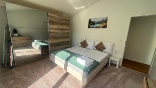 Galgenen Apartment | Grosse Terrasse mit Privatsphäre & Aussendusche