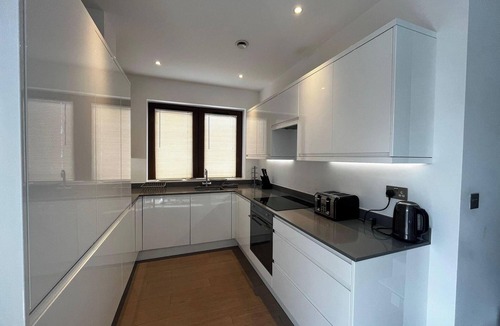 St Albans Apartment | Grosvenor Rd - 2-Bedrooms - Sleeps 5 - Parking