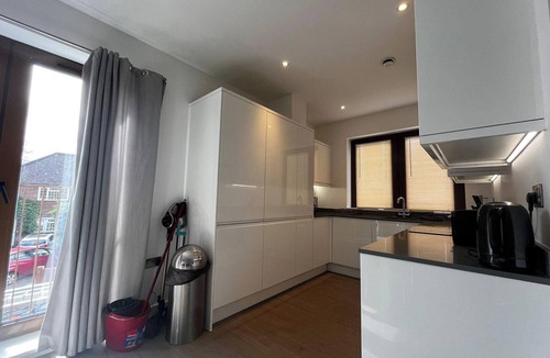 St Albans Apartment | Grosvenor Rd - 2-Bedrooms - Sleeps 5 - Parking