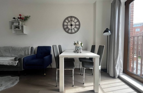 St Albans Apartment | Grosvenor Rd - 2-Bedrooms - Sleeps 5 - Parking