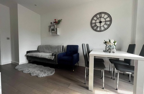 St Albans Apartment | Grosvenor Rd - 2-Bedrooms - Sleeps 5 - Parking