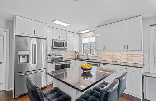 Groton Long Point House | Groton Long Point 3BR Walk to Private Beaches Near Mystic & USCG Academy