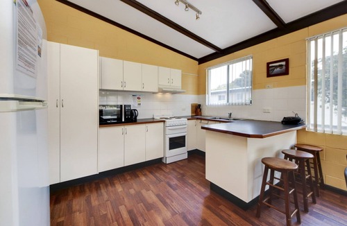 Hat Head Apartment | Ground floor 2 bedroom unit accommodating 6* Great Location*