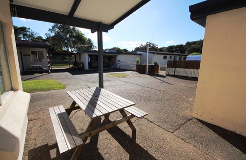 Hat Head Apartment | Ground floor 2 bedroom unit accommodating 6* Great Location*