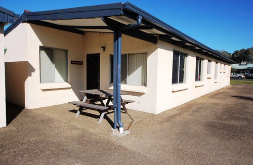 Hat Head Apartment | Ground floor 2 bedroom unit accommodating 6* Great Location*