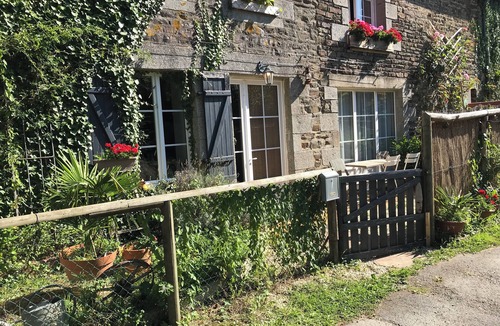 Boucey Apartment | Ground floor and terrace 10 km from Mont st Michel