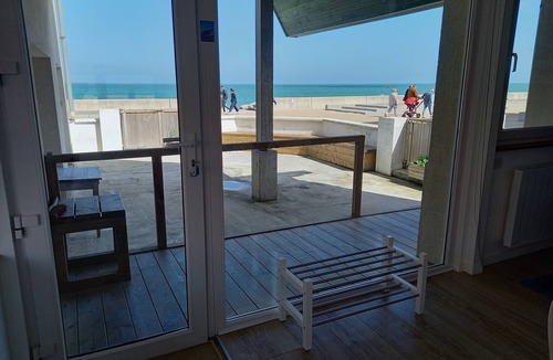 Wissant Apartment | Ground floor apartment on the dike with sea views and south-west terrace