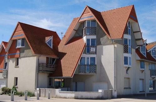 Wissant Apartment | Ground floor apartment on the dike with sea views and south-west terrace