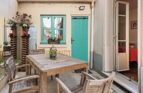 Quartier des Grandes-Carrieres Apartment | Ground floor apartment with private courtyard
