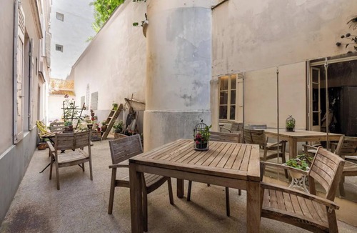 Quartier des Grandes-Carrieres Apartment | Ground floor apartment with private courtyard