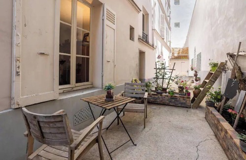 Quartier des Grandes-Carrieres Apartment | Ground floor apartment with private courtyard