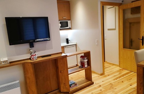 Err Apartment | Ground Floor Apt 2 Bed Private 90m2 Garden, Fireplace & Wi-Fi