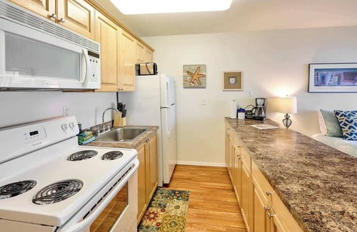 Lincoln City Condo | Ground Floor Beachfront Condo Suite - Sleeps 4 - Pool Access!