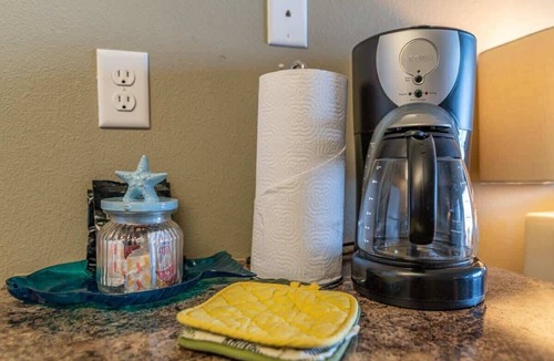 Lincoln City Condo | Ground Floor Beachfront Condo Suite - Sleeps 4 - Pool Access!