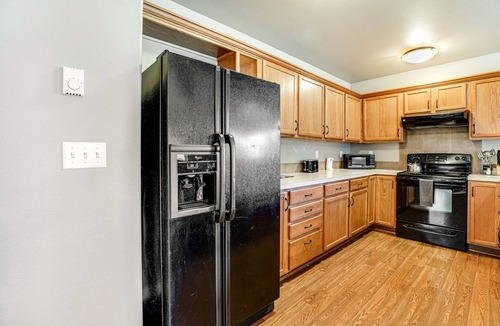 Dunes City Apartment | Ground floor condo with fast WiFi, patio, full kitchen, & private washer/dyer