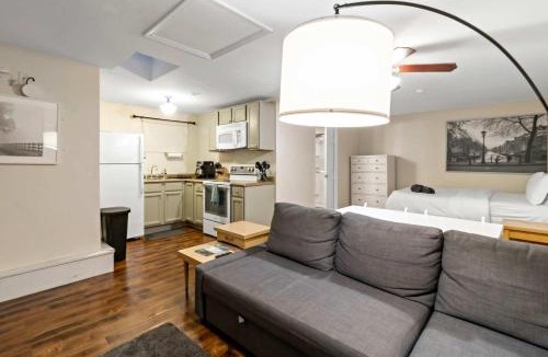 St. Louis Apartment | Ground-Floor Forest Park Studio with Parking & Washer Dryer