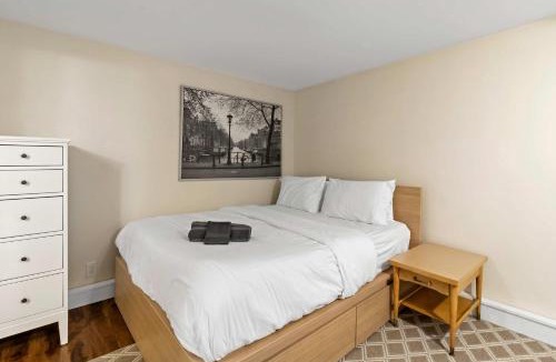 St. Louis Apartment | Ground-Floor Forest Park Studio with Parking & Washer Dryer