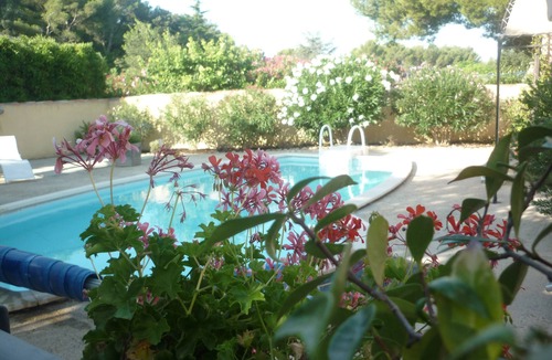 Salon-de-Provence Apartment | Ground floor rental, pool access, quiet private property, parking, private courtyard