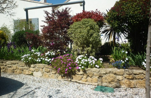Salon-de-Provence Apartment | Ground floor rental, pool access, quiet private property, parking, private courtyard