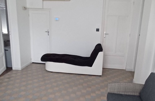 Souppes-sur-Loing House | Ground floor private house with very large courtyard