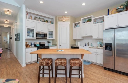 Sailhouse House | Ground Floor Gem: Private Beach, Pier & Pool