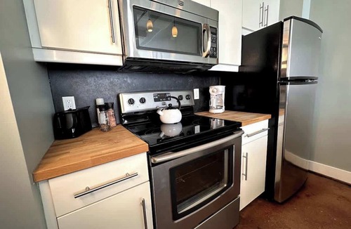 Roanoke Apartment | Ground-floor gem | walk to it all
