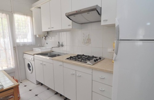 L'Escala Villa | Ground floor house with garden and community pool