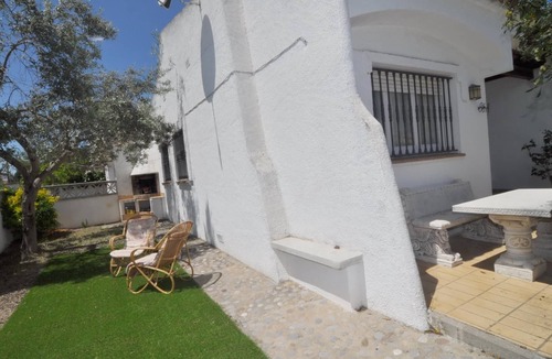L'Escala Villa | Ground floor house with garden and community pool