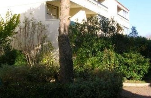 Marseillan Plage Apartment | Ground Floor Studio with Terrace and Private Parking