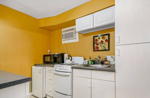 Saugatuck Condo | Ground floor studio with WiFi, large kitchenette, partial AC, and great location
