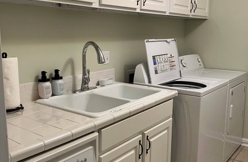 Demere Park Condo | GROUND FLOOR, WASHER & DRYER, PET FRIENDLY. CLOSE TO BEACH AND VILLAGE!