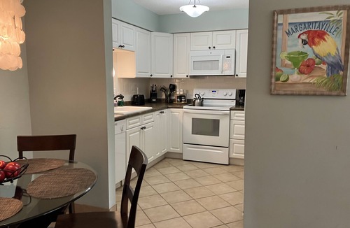 Demere Park Condo | GROUND FLOOR. WALK TO VILLAGE SHOPS & RESTAURANTS, CLOSE TO BEACH- DOG FRIENDLY