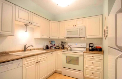 Demere Park Condo | GROUND FLOOR. WALK TO VILLAGE SHOPS & RESTAURANTS, CLOSE TO BEACH- DOG FRIENDLY