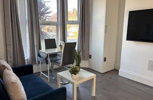 Sittingbourne Apartment | Ground Floor | Weekly Offers | Central Location |