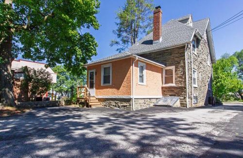 Bryn Mawr Apartment | Ground-Level 2B2B Apt in Bryn Mawr w Parking