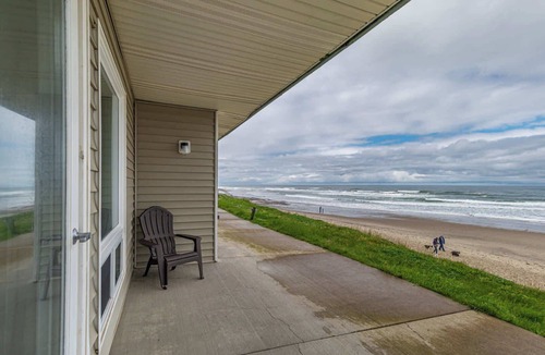 Lincoln City Condo | Ground Level Oceanfront Studio - Full Kitchen - Easy Beach Access - Pool & Hot Tub!