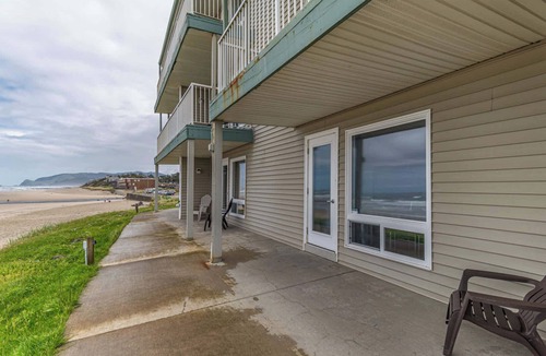 Lincoln City Condo | Ground Level Oceanfront Studio - Full Kitchen - Easy Beach Access - Pool & Hot Tub!