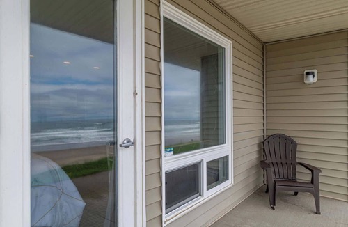 Lincoln City Condo | Ground Level Oceanfront Studio - Full Kitchen - Easy Beach Access - Pool & Hot Tub!