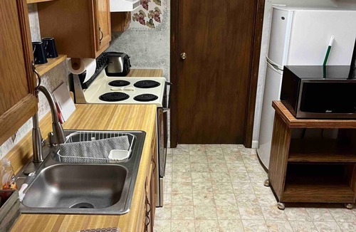 Ligonier Apartment | Ground unit of our Boutique Hotel. Enjoy the only unit with a full kitchen!