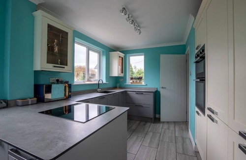 Rushden House | Group Accommodation | 8 Single Beds | Private Gated Property | On-Site Parking