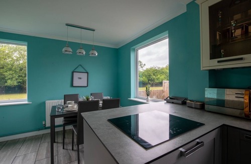 Rushden House | Group Accommodation | 8 Single Beds | Private Gated Property | On-Site Parking