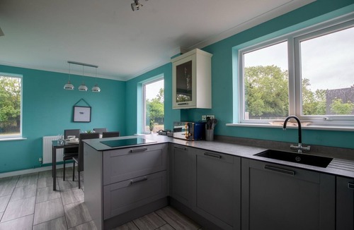 Rushden House | Group Accommodation | 8 Single Beds | Private Gated Property | On-Site Parking