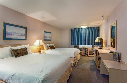 Warrenton Hotel | GROUP ESCAPE! TWO COMFY UNITS, POOL, SAUNA
