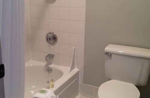 Warrenton Hotel | GROUP ESCAPE! TWO COMFY UNITS, POOL, SAUNA