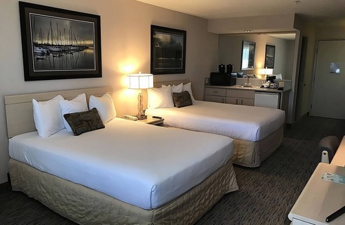 Warrenton Hotel | GROUP ESCAPE! TWO COMFY UNITS, POOL, SAUNA