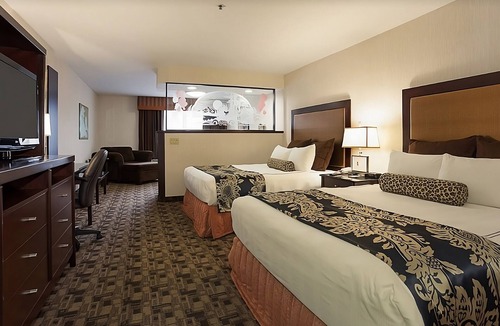 Parkrose House | GROUP ESCAPE! TWO COMFY UNITS, POOL, PARKING